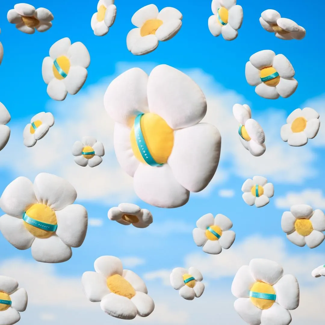 FENTY BEAUTY by Rihanna Fairy Bomb Smurfette Daisy Flower Shimmer Puff - Imagen 3