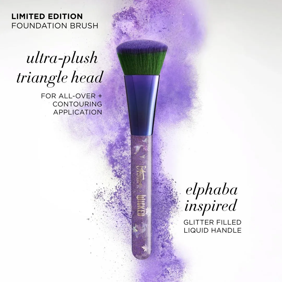IT Brushes x Wicked Limited-Edition Elphaba Foundation Brush - Imagen 3