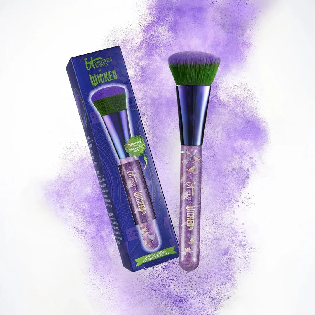 IT Brushes x Wicked Limited-Edition Elphaba Foundation Brush - Imagen 2