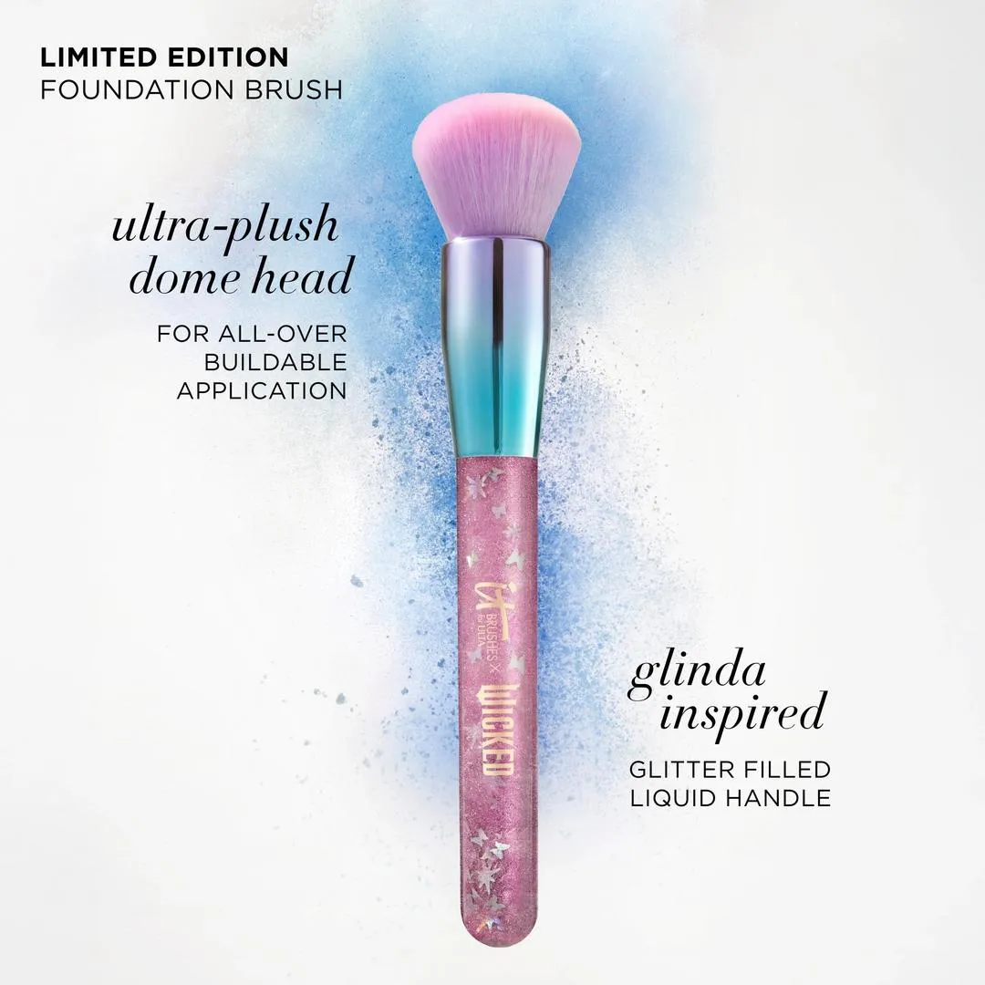 IT Cosmetics IT Brushes x Wicked Limited-Edition Glinda Foundation Brush - Imagen 3