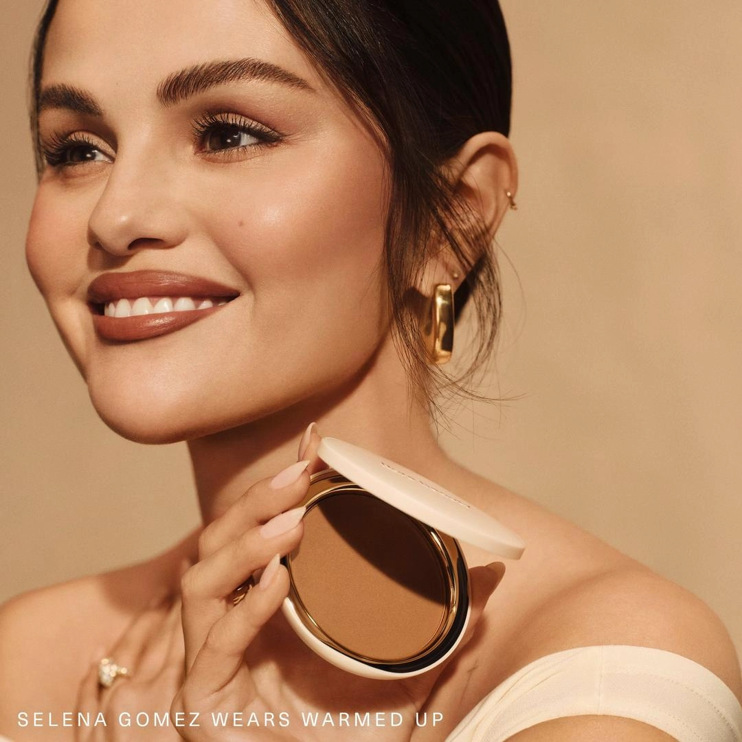 Rare Beauty Warm Wishes Soft Matte Powder Bronzer - Imagen 4