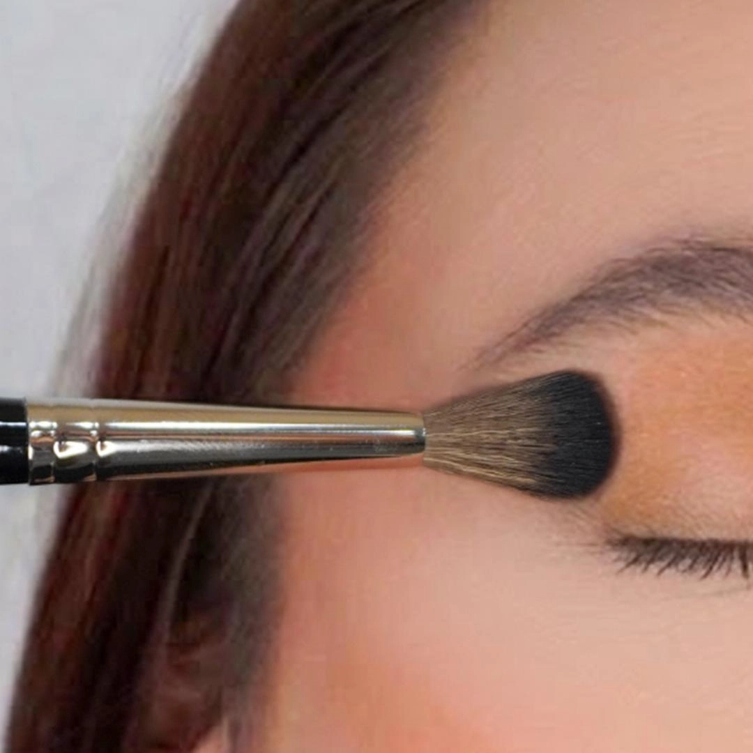 Cinema Secrets D35 - Domed Crease Eyeshadow Brush - Imagen 2