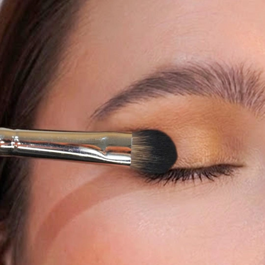 Cinema Secrets E38 - Pointed Packing Eyeshadow Brush - Imagen 2